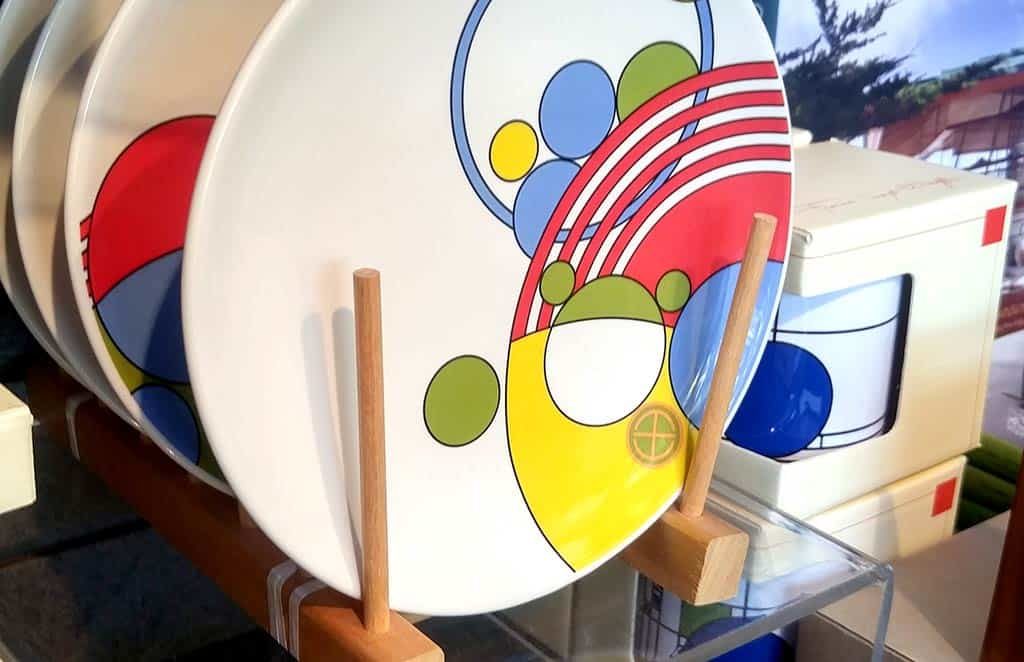 Store_Plate porcelain plate decorated with artwork
